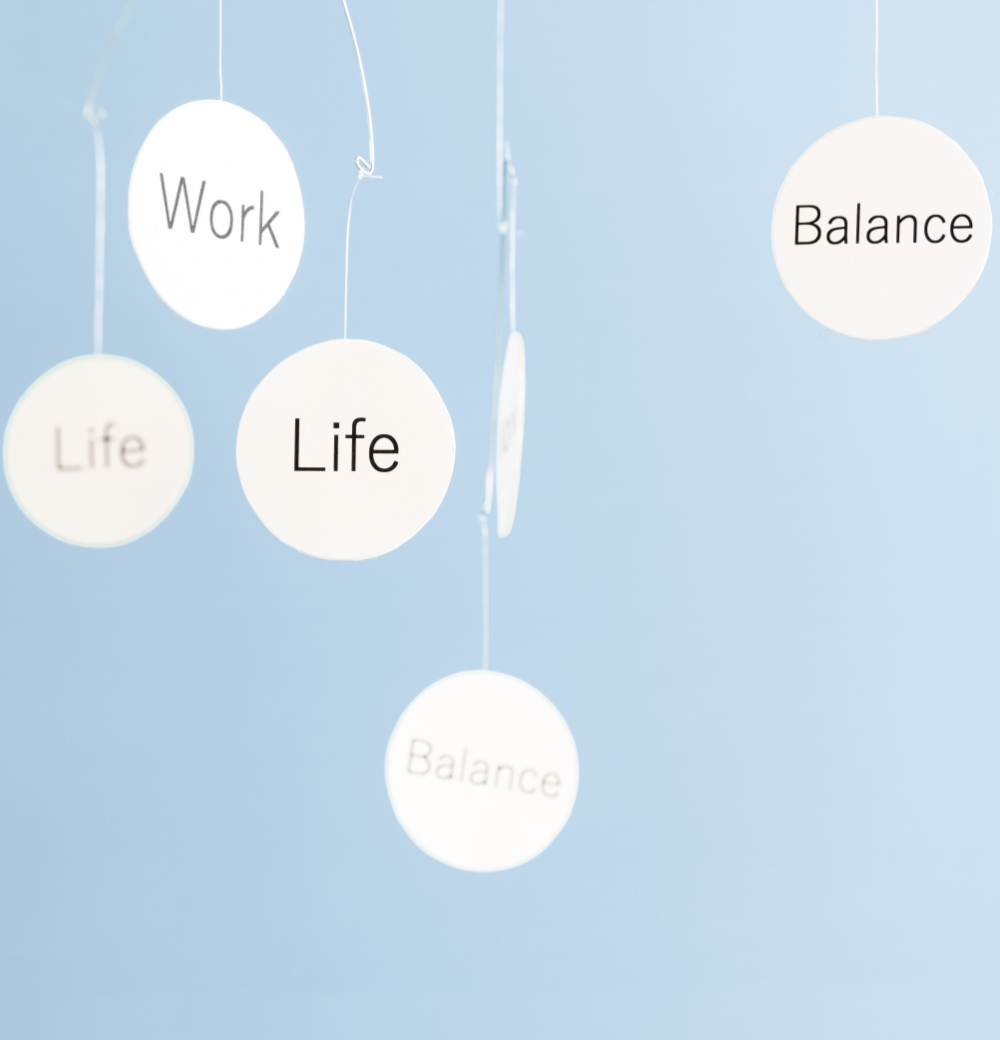 「Work」と「Life」と「Balance」と書かれた白い円が集まっている